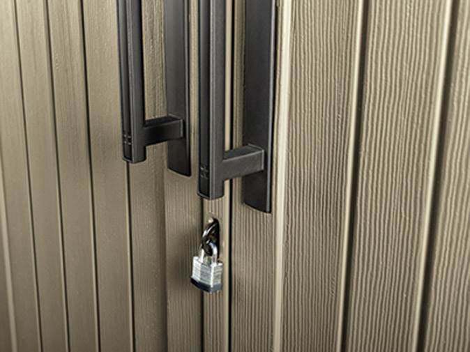 2025 Rubbermaid udendørs opbevaringsskur. 52 kubikfod. Vejrbestandig. Låsbare døre.