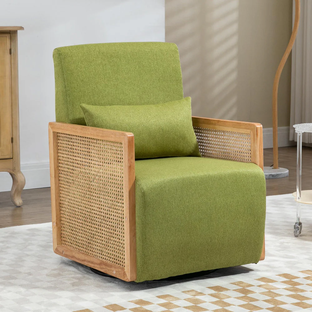 Drejelig lænestol med armlæn i rattan og lændehynde