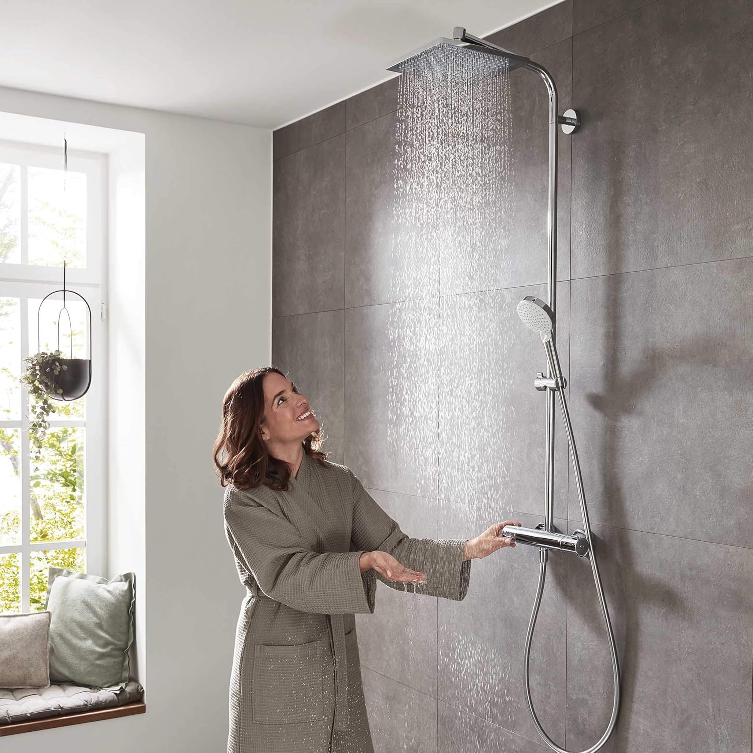 hansgrohe Crometta E - wassersparendes Duschsystem (EcoSmart) mit Thermostat, Regendusche (240 x 240 mm), Handbrause (2 Strahlarten), flexiblem Schlauch, Brausestange und rechteckigem, feststehendem Brausekopf, Chrom, 27281000
