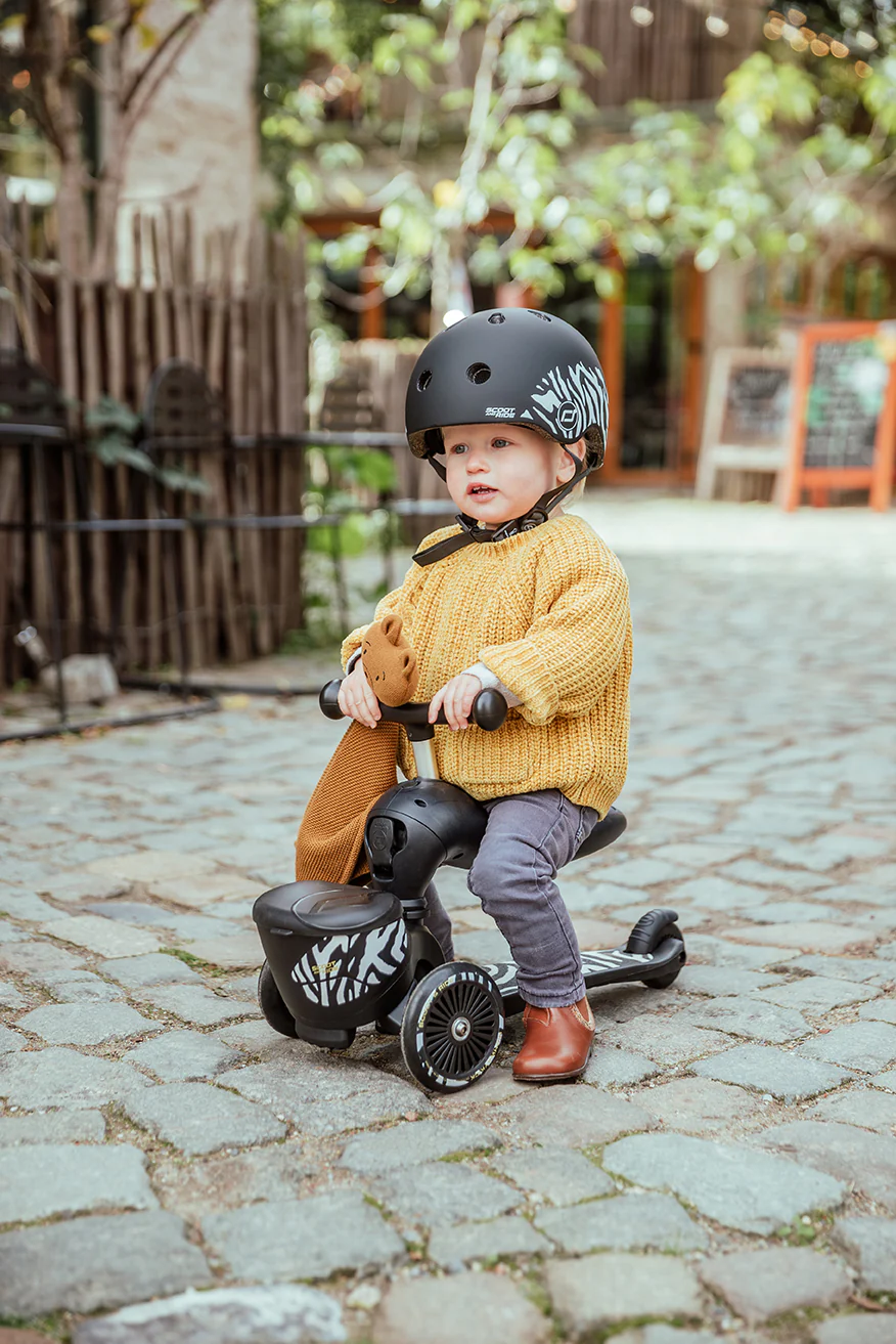 Trottinette 2-en-1 Scoot & Ride Highwaykick 1 Lifestyle avec siège (modèle 2025). Pour les enfants de 1 à 5 ans. Modèle avec compartiment de rangement.