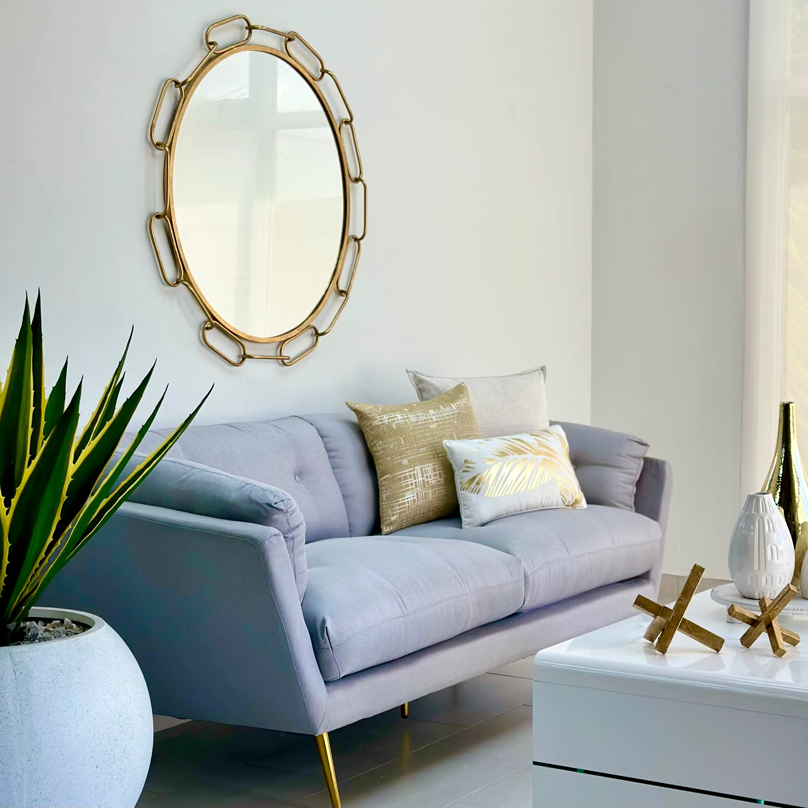 Jabb Classic graues Sofa mit goldenen Beinen