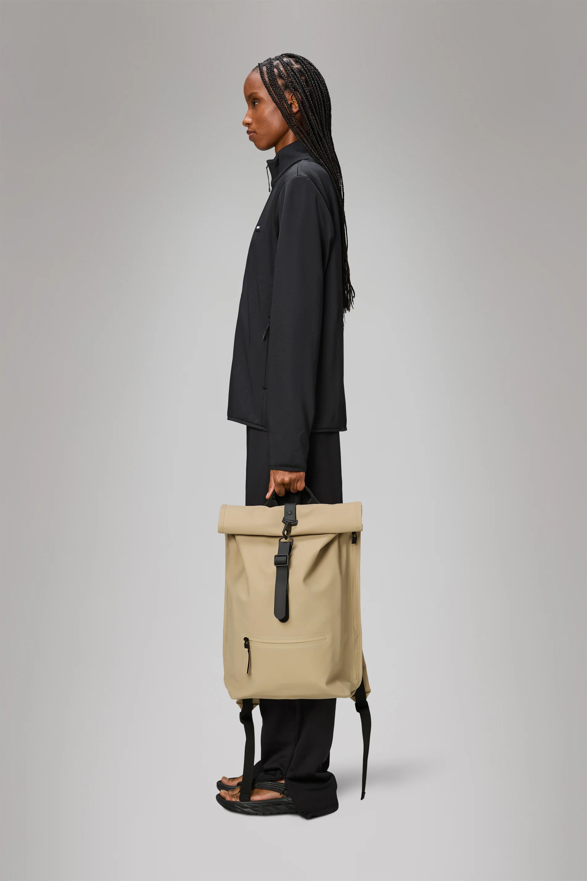 2025 Rolltop-rygsæk – Vandtæt urban rygsæk med roll-top-lukning. Siderum til laptop og sikker brystrem