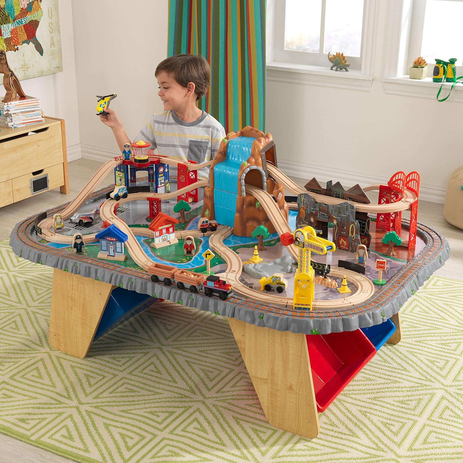 KidKraft Wasserfall-Berg-Holzeisenbahn- und Tischset mit Aufbewahrungsboxen, Eisenbahnstrecke mit Waggons, Hubschrauber und Flugzeugspielzeug für Kinder ab 3 Jahren (17850)