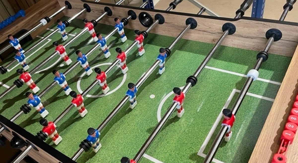 Leomark Spieltisch aus Holz für Kinder und Erwachsene | Spielspaß zu Hause oder auf Partys, Familienunterhaltung | Stabil, lehrreich und einfach aufzubauen