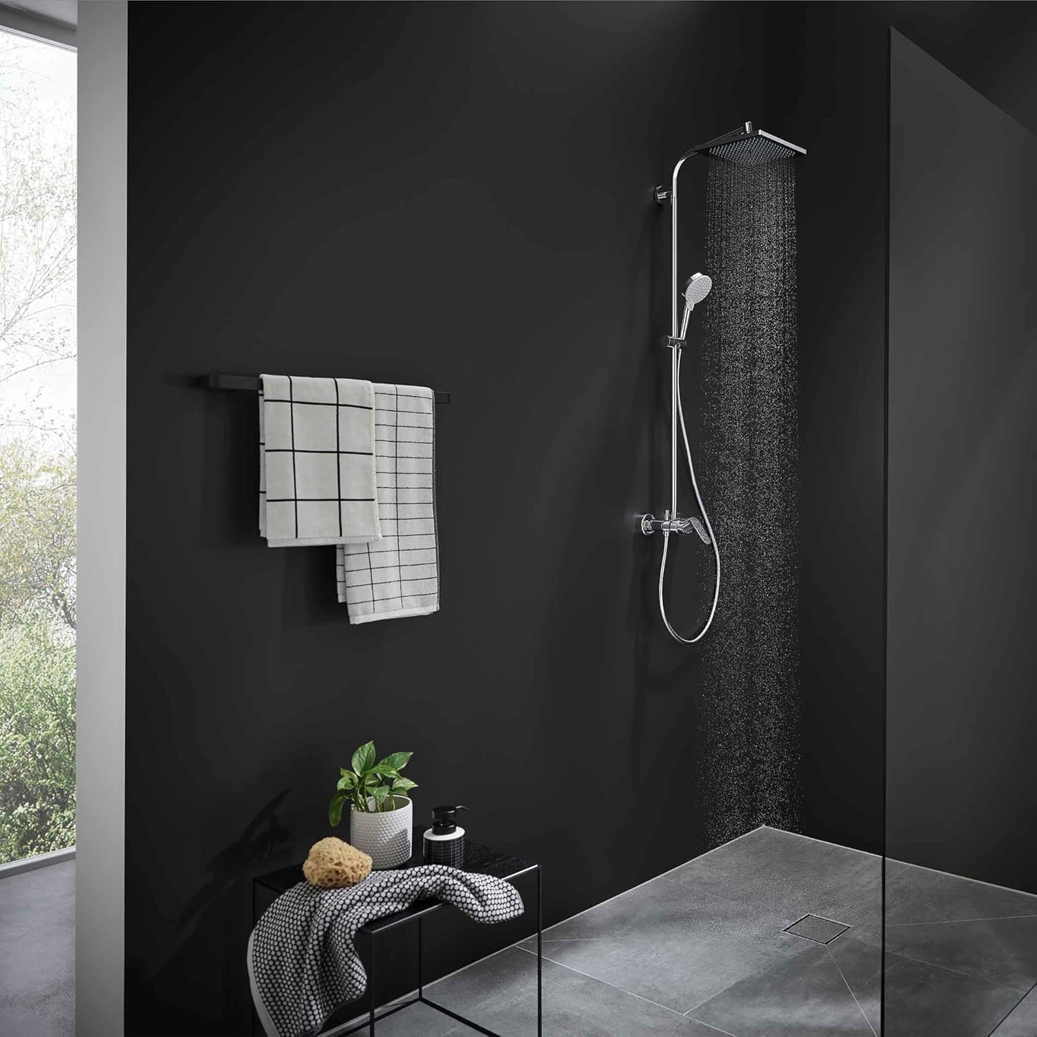 hansgrohe Crometta E - wassersparendes Duschsystem (EcoSmart) mit Thermostat, Regendusche (240 x 240 mm), Handbrause (2 Strahlarten), flexiblem Schlauch, Brausestange und rechteckigem, feststehendem Brausekopf, Chrom, 27281000
