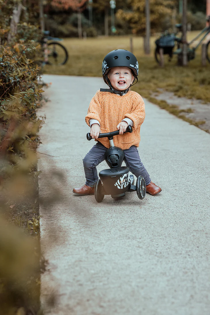 Trottinette 2-en-1 Scoot & Ride Highwaykick 1 Lifestyle avec siège (modèle 2025). Pour les enfants de 1 à 5 ans. Modèle avec compartiment de rangement.