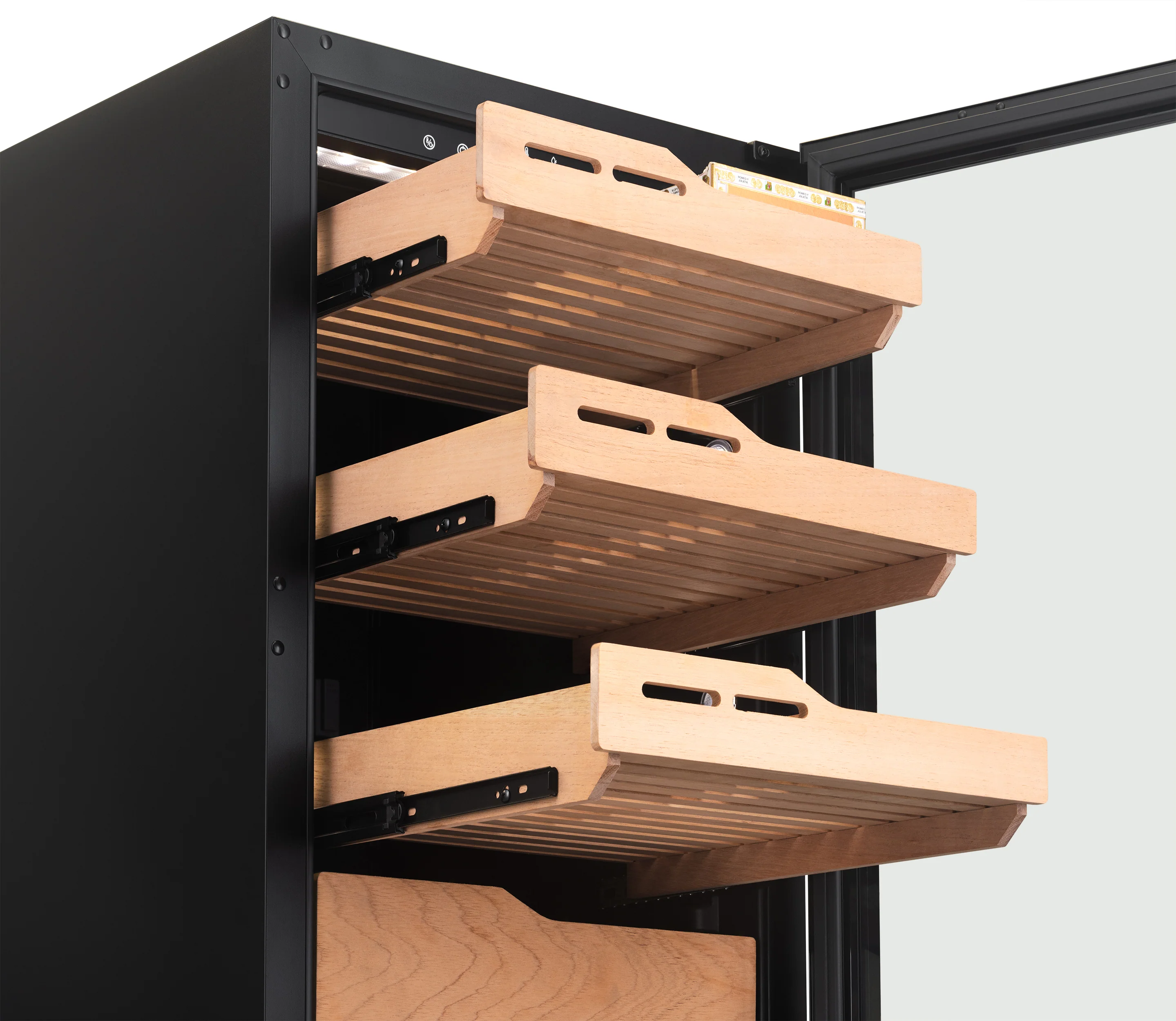 Cave à cigares électrique Newair® 2025. Capacité : 840 cigares. Intégrée.