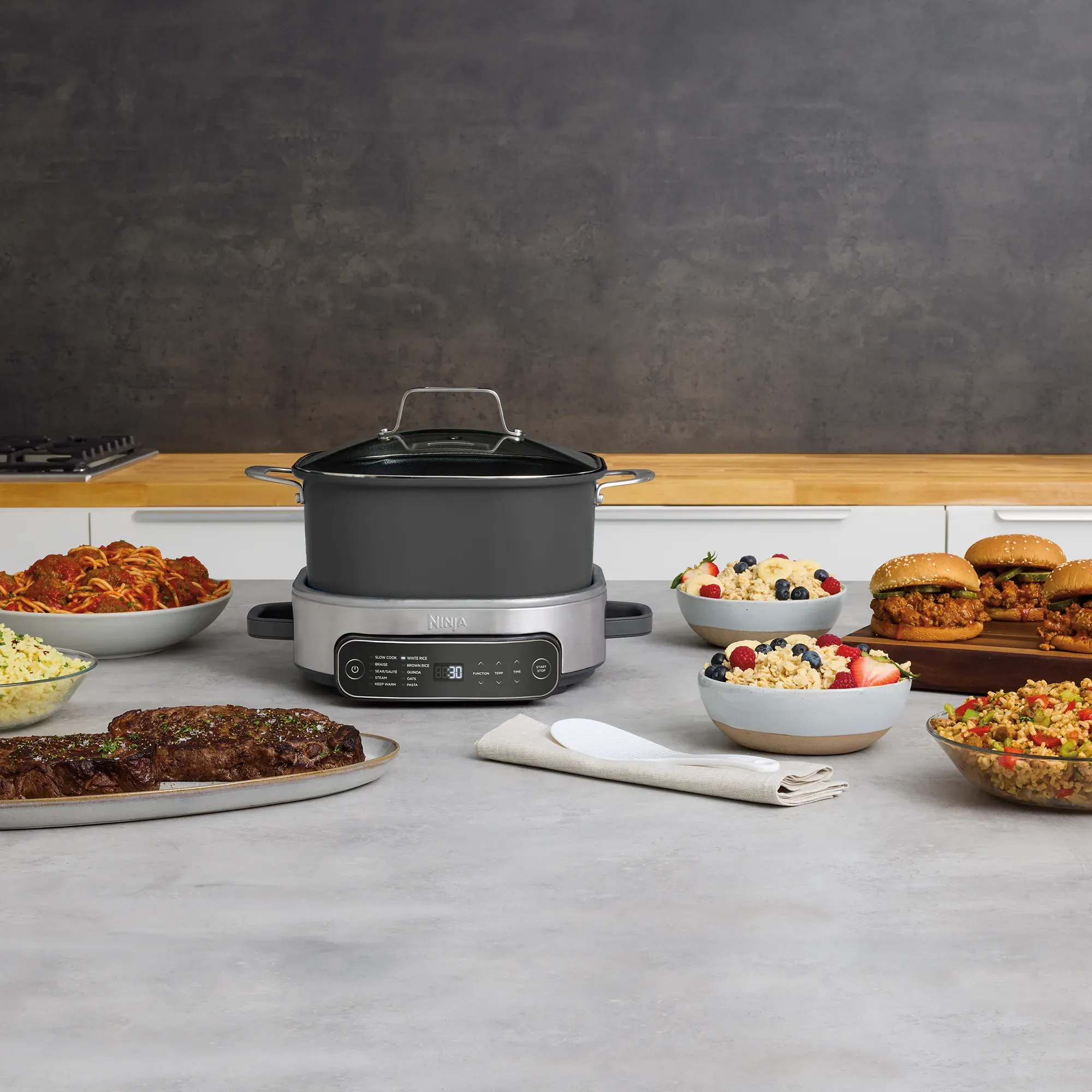 2025 Descubre el Ninja® Foodi® PossibleCooker™ Pro – el PossibleCooker™ versátil para el día a día. que reemplaza 10 aparatos y utensilios de cocina.