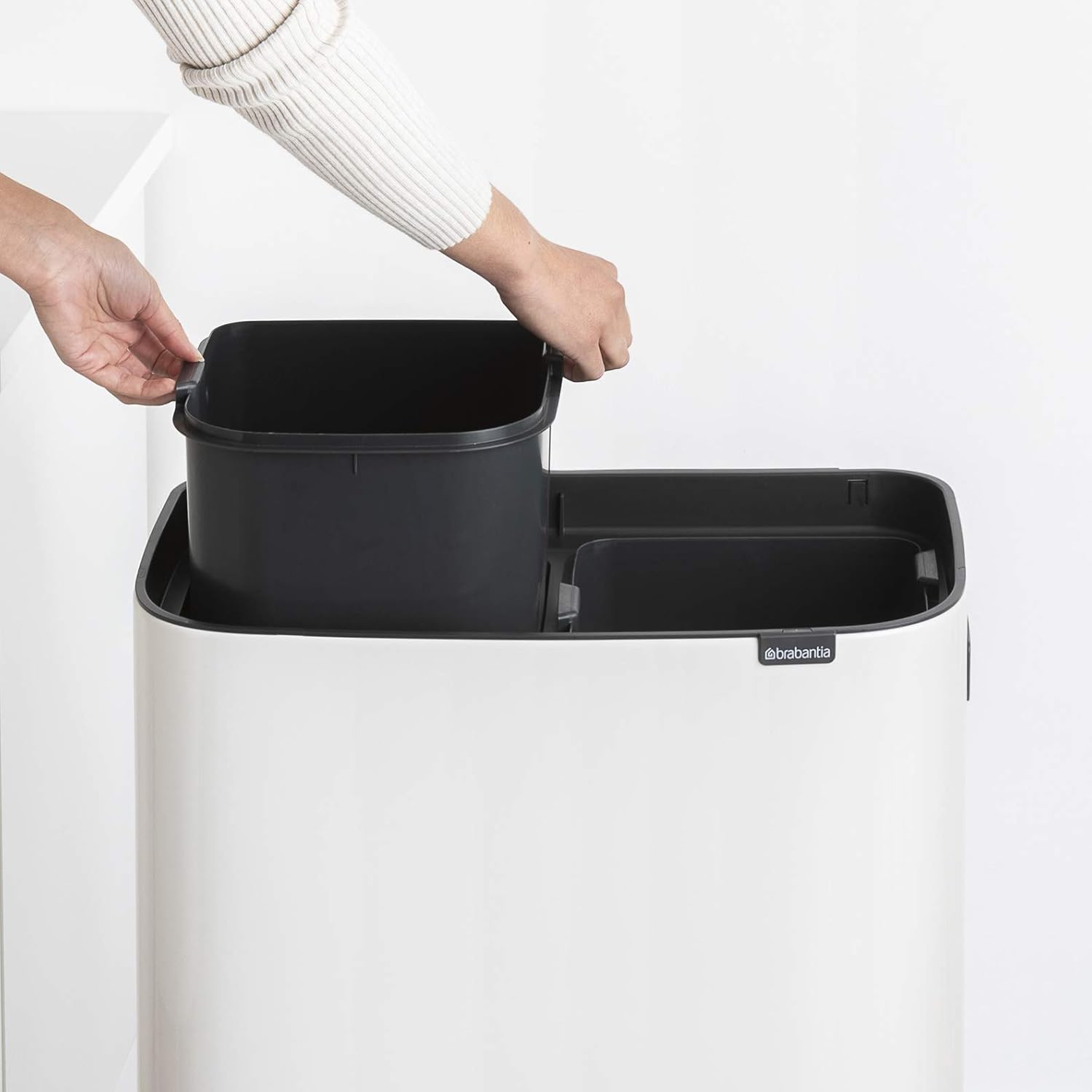 Brabantia Bo Hi Touch Ein-Knopf-Öffnungsmechanismus, 2 x 30-Liter-Abfalleimer mit Füßen, weiß
