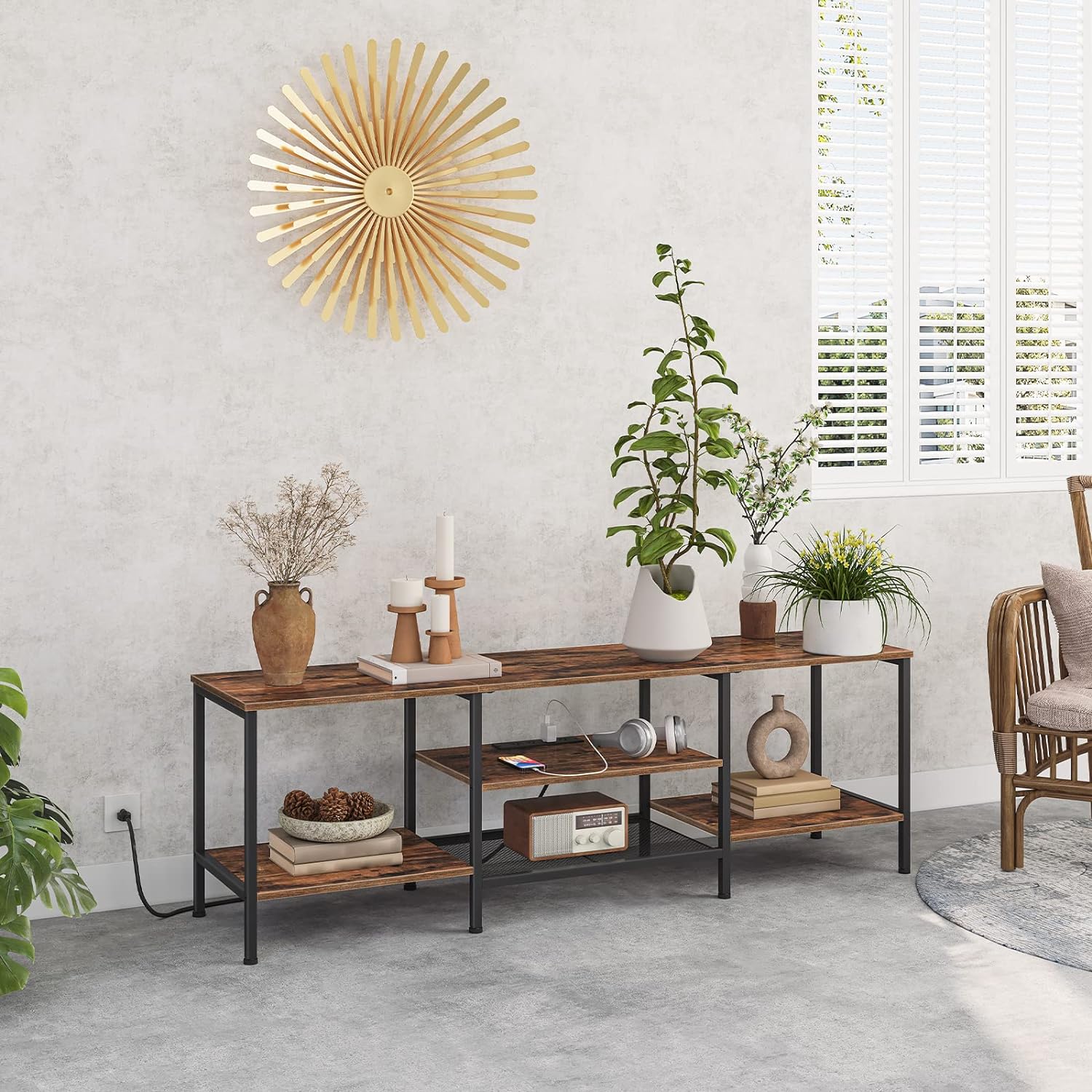 TV-Ständer mit integrierten Steckdosen für Fernseher bis zu 75 Zoll, Konsolentisch mit offenen Regalen, Entertainment-Center im Industrial-Stil für Wohn- oder Schlafzimmer, Rustikales Braun und Schwarz BF60DS01