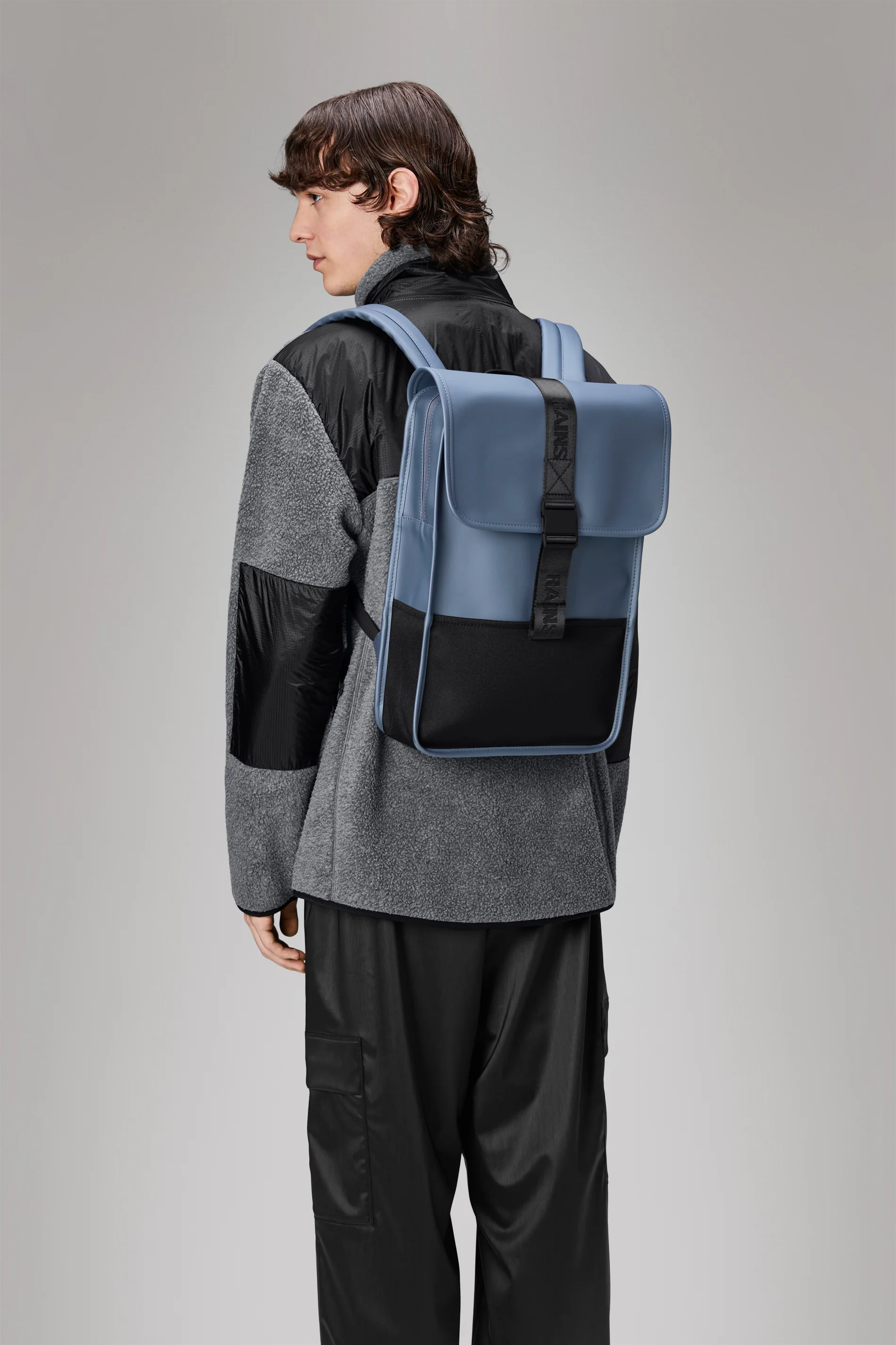 2025 Trail Backpack Mini – Vandafvisende dagrygsæk (15) med klap og gummispænde – PU-stof – Polstret laptoprum