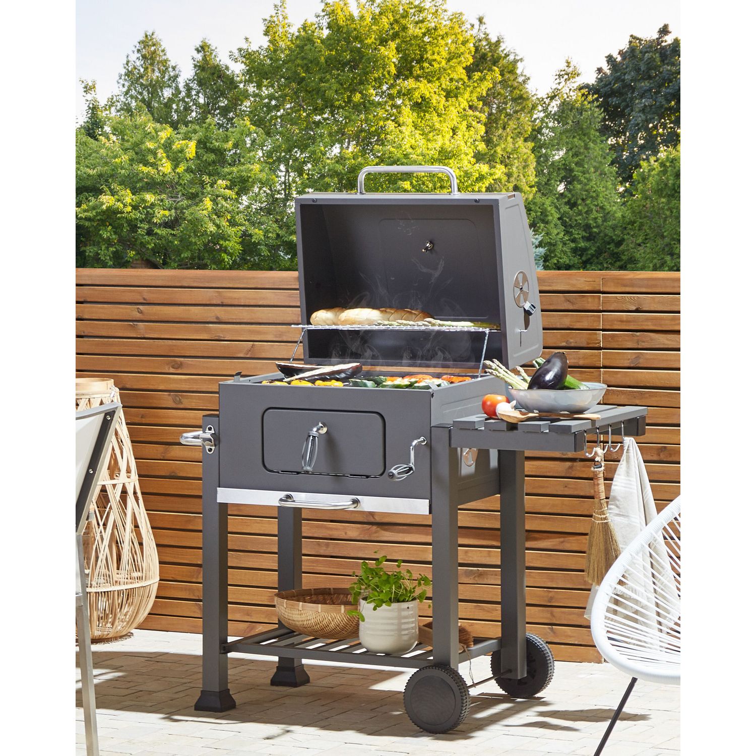 Holzkohlegrill, Stahlgrau, mit Deckel, Grillrost, Rädern, 2 Ablagen, Thermometer, herausnehmbarem Aschenbecher, Gartenpavillon – Grau