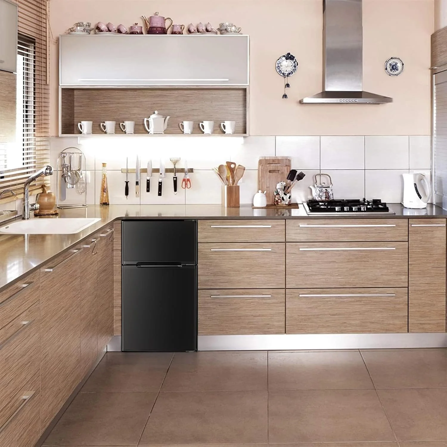 Kompaktkühlschrank Antarctic Star 2025 mit separatem Gefrierfach. Minikühlschrank mit Doppeltür. Verstellbare und herausnehmbare Ablagen. Retro-Design in Edelstahl. Für Wohnzimmer, Küche, Schlafzimmer oder Büro. 90 Liter Nutzinhalt. Farbe: Grün.