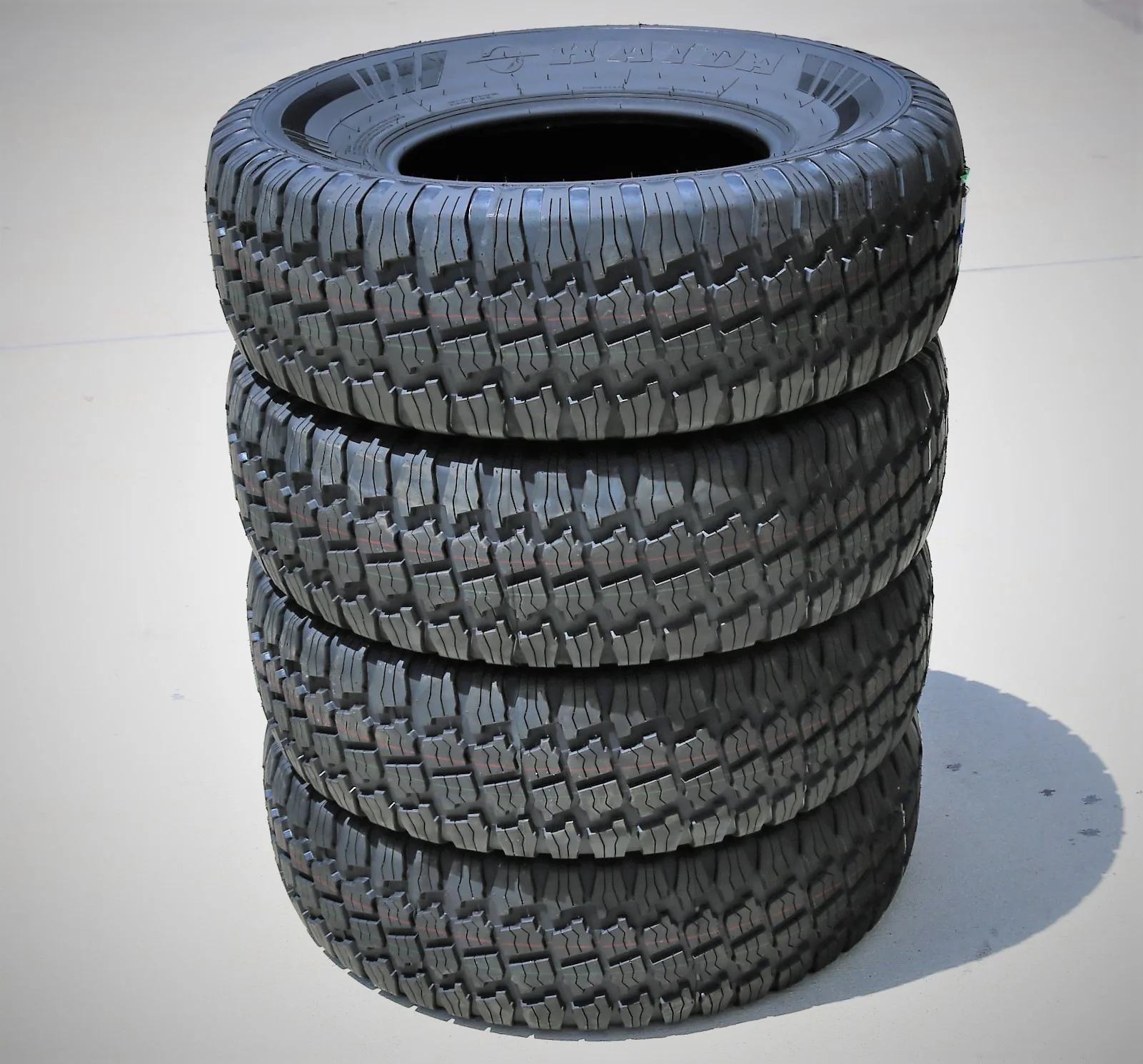 Sæt med 2 Haida Puma HD818 LT 235/75R15 104/101S 6-lags terrængående dæk. Belastningsindeks C. Mud/T-profil.