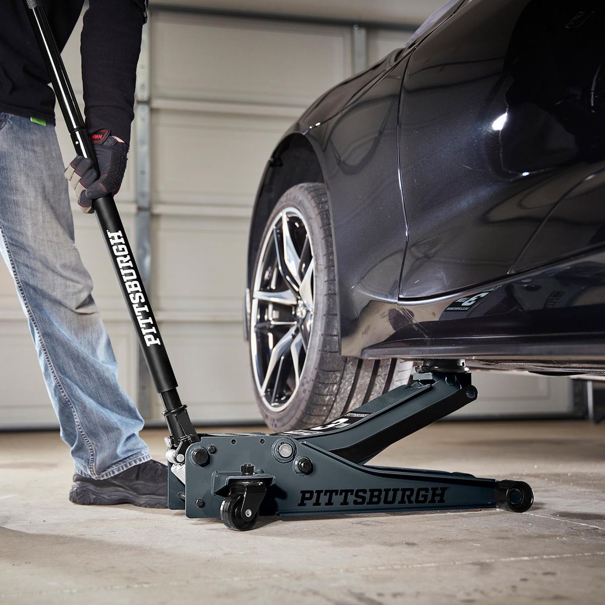 2025 PITTSBURGH 3-tons lavprofil hydraulisk donkraft med hurtigpumpe. Skifergrå