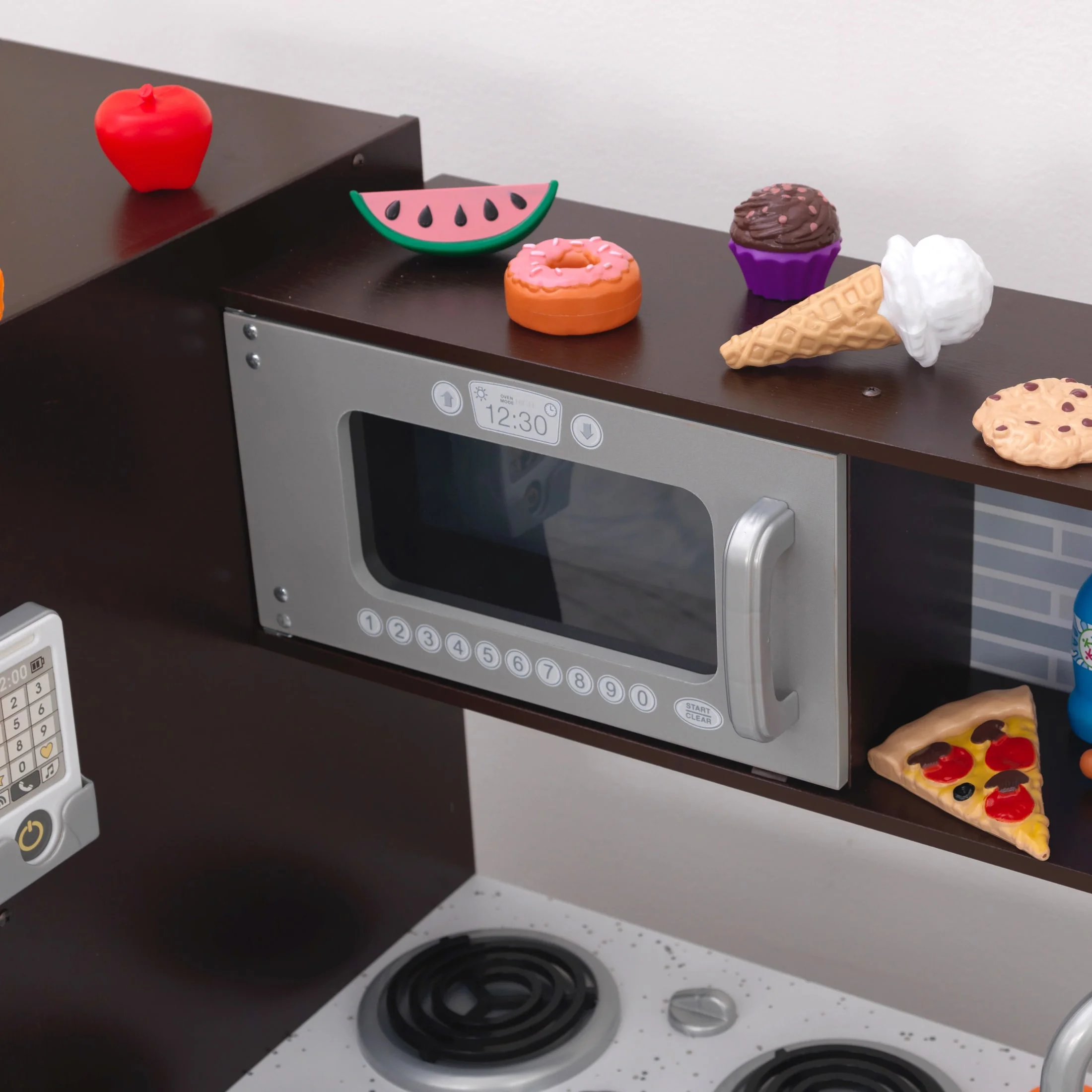 2025 KidKraft Uptown Espresso Trækøkken med 30 legesyge madtilbehør