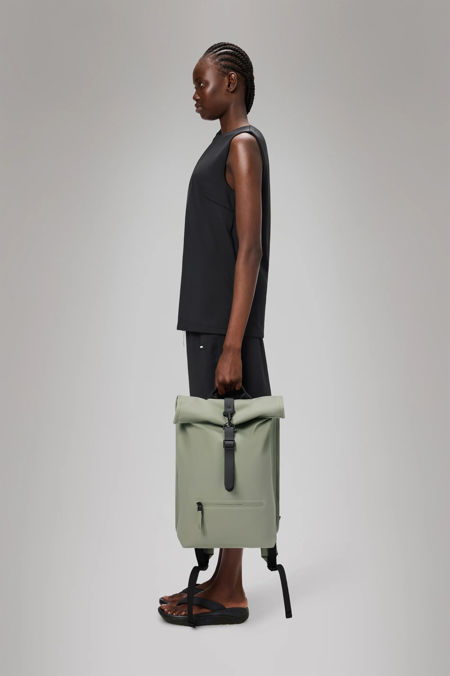 2025 Rolltop-rygsæk – Vandtæt urban rygsæk med roll-top-lukning. Siderum til laptop og sikker brystrem