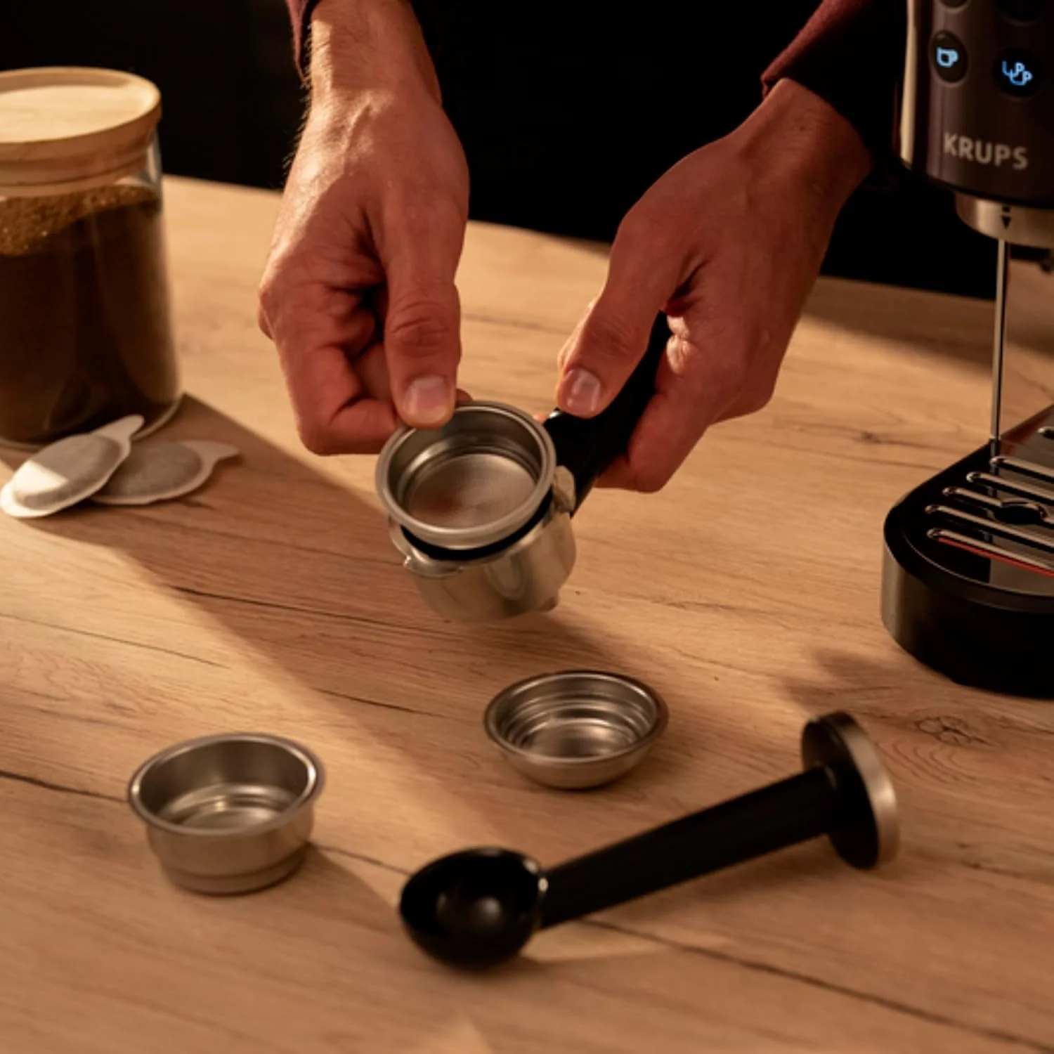 Machine à expresso Krups Virtuoso Essential - 15 bars. Acier inoxydable noir. Design compact et élégant. Arrêt automatique. Expresso et cappuccino. Thermobloc. Buse vapeur. Doseur inclus. XP4418