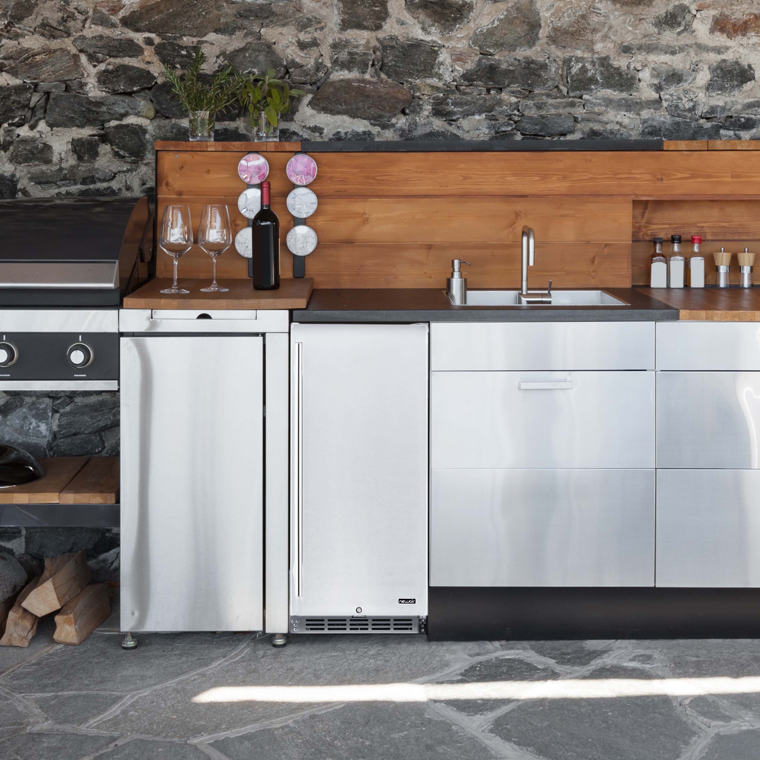 2025 Newair® udendørs indbygget køleskab – 90 dåser – 15 tommer