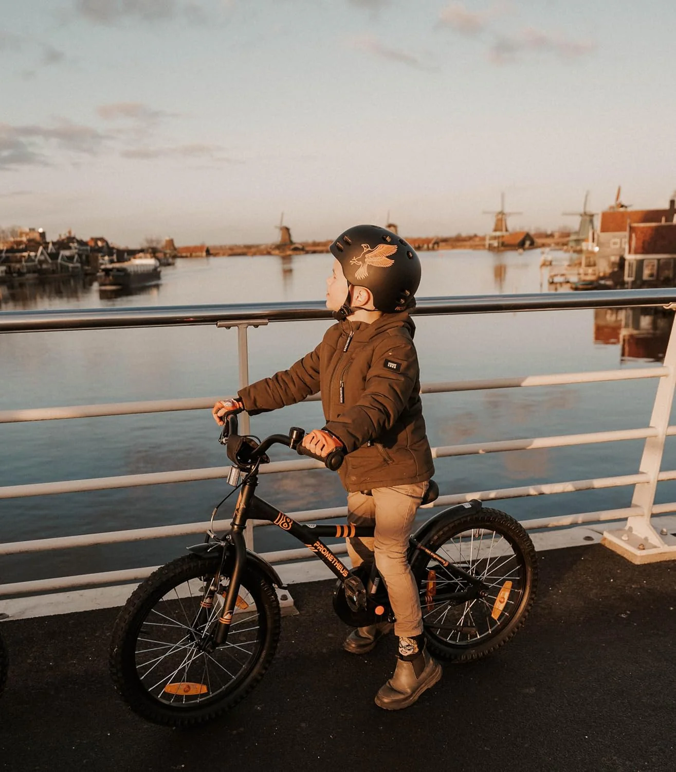 Vélo enfant 2025 de 18 pouces. Noir mat et orange. À partir de 5 ans.