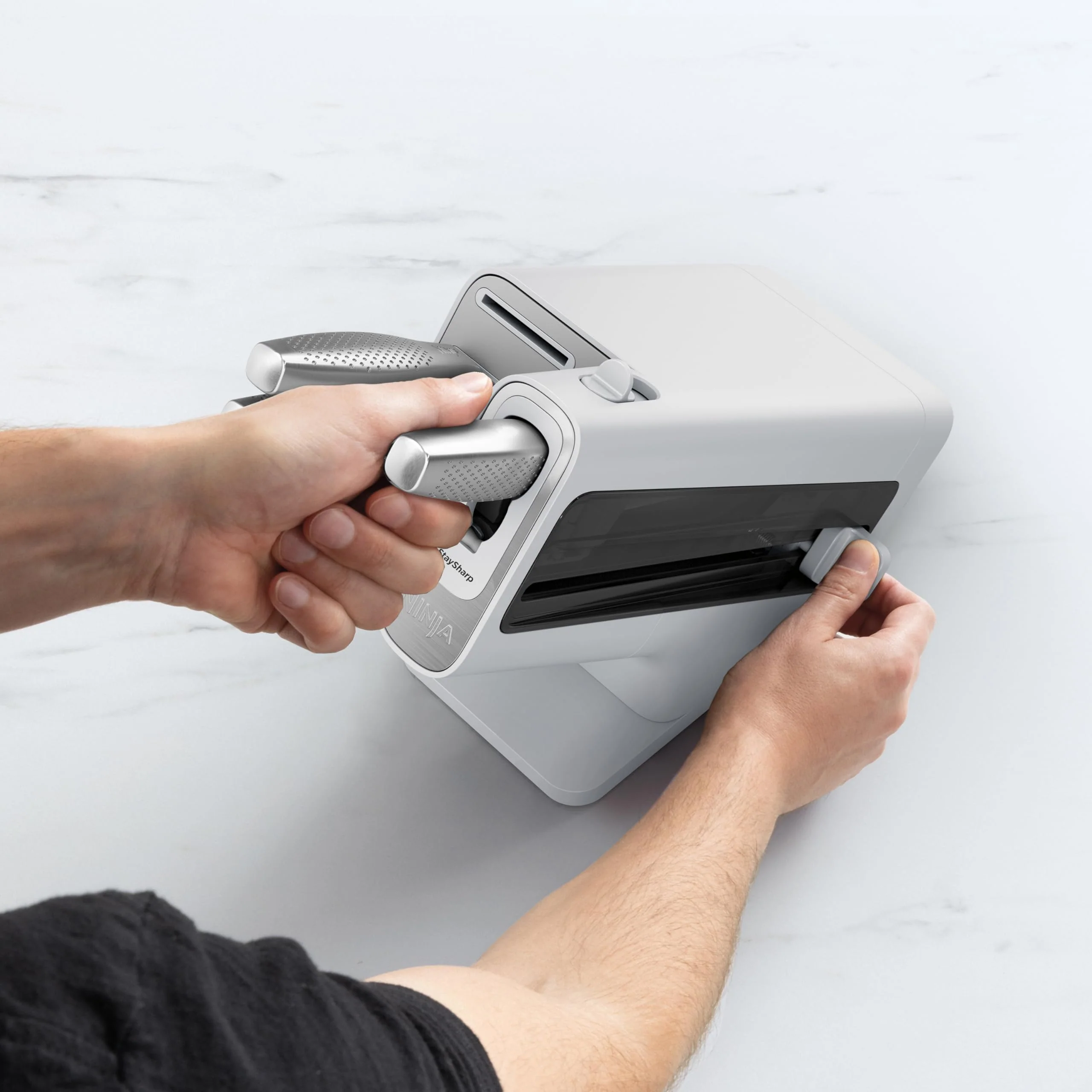 2025 Ninja Foodi MAX Dual Zone Airfryer. 9,5 L kobber/sort. AF400EUCP + Ninja StaySharp hvidt knivsæt. K62006EUWH + Ninja Foodi ZEROSTICK 28 cm stegepande i rustfrit stål. C60028EU