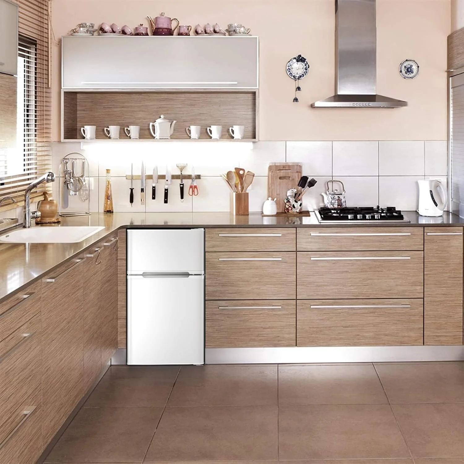 Kompaktkühlschrank Antarctic Star 2025 mit separatem Gefrierfach. Minikühlschrank mit Doppeltür. Verstellbare und herausnehmbare Ablagen. Retro-Design in Edelstahl. Für Wohnzimmer, Küche, Schlafzimmer oder Büro. 90 Liter Nutzinhalt. Farbe: Grün.