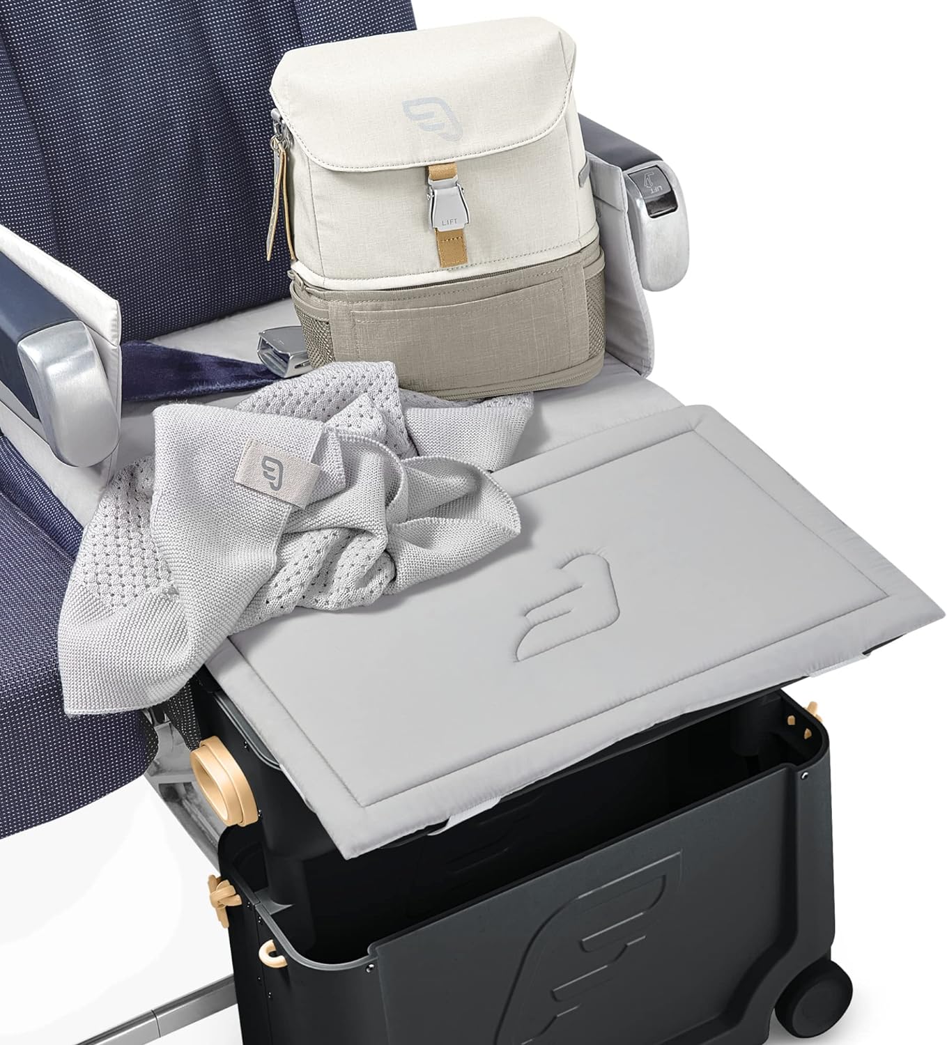 JetKids by Stokke Reise-Set – Enthält einen Kinderkoffer zum Draufsitzen mit Flugbett + Crew-Rucksack – Ideal für Kinder von 3 bis 7 Jahren